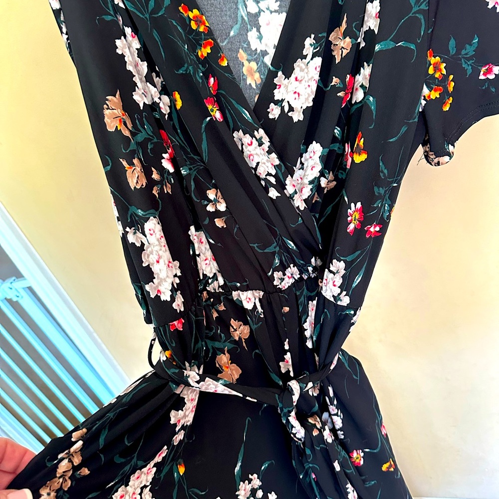 NWT Floral romper. pockets for convenience. Tie @waist. Beautiful colors.